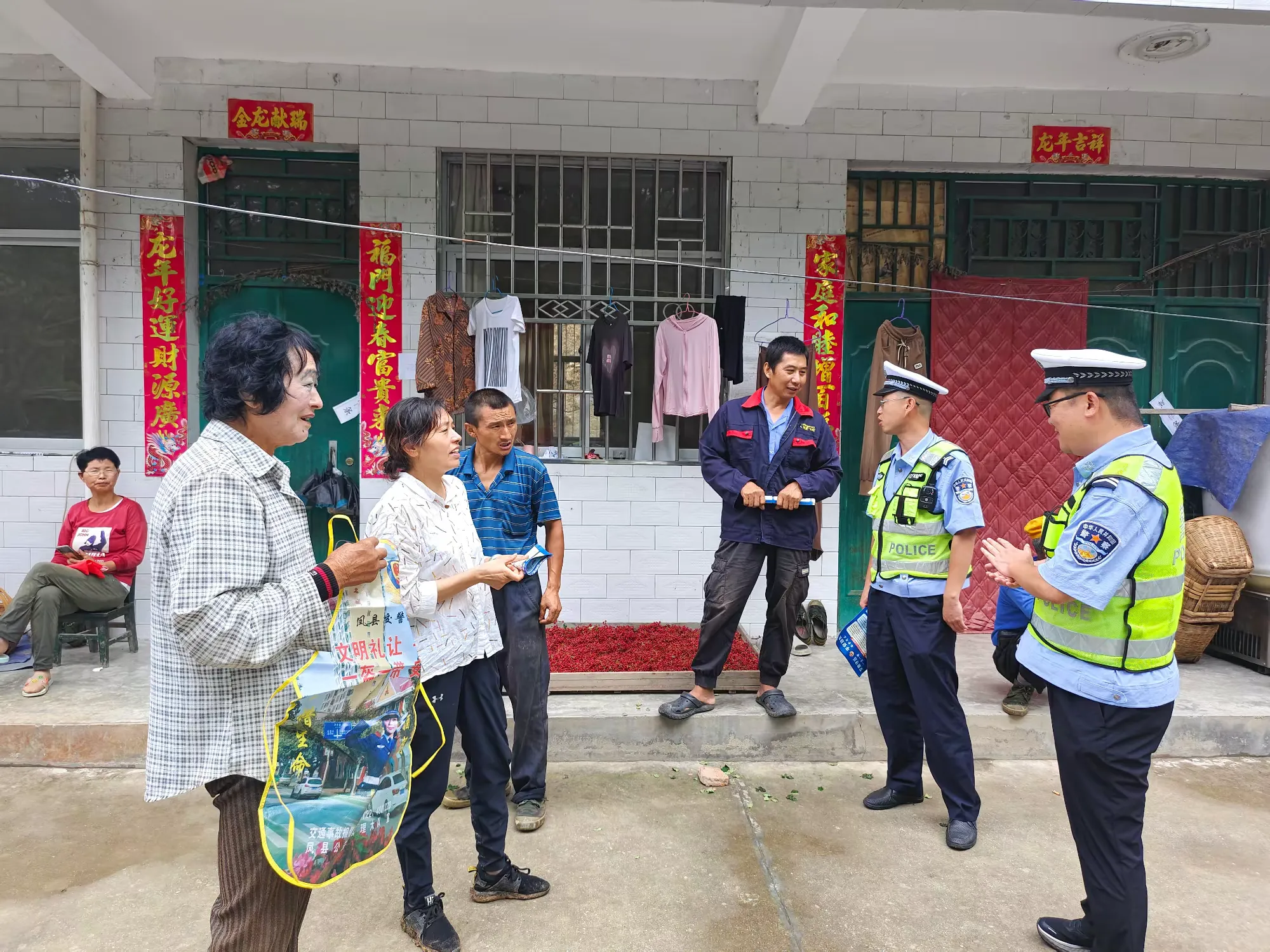 簡篇-鳳縣公安交警全力護航“花椒采摘季”道路交通安全