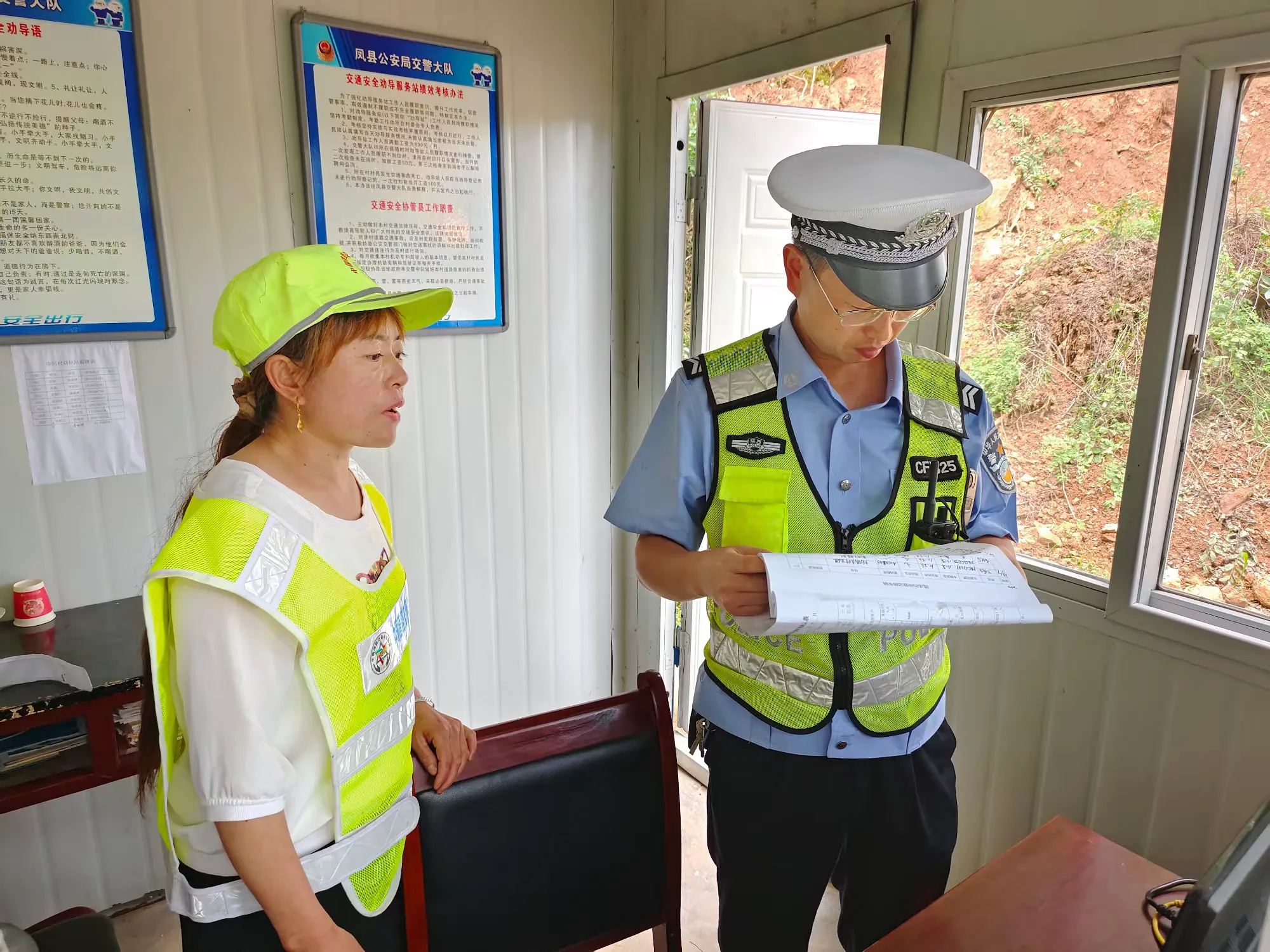 簡篇-鳳縣公安交警全力護航“花椒采摘季”道路交通安全