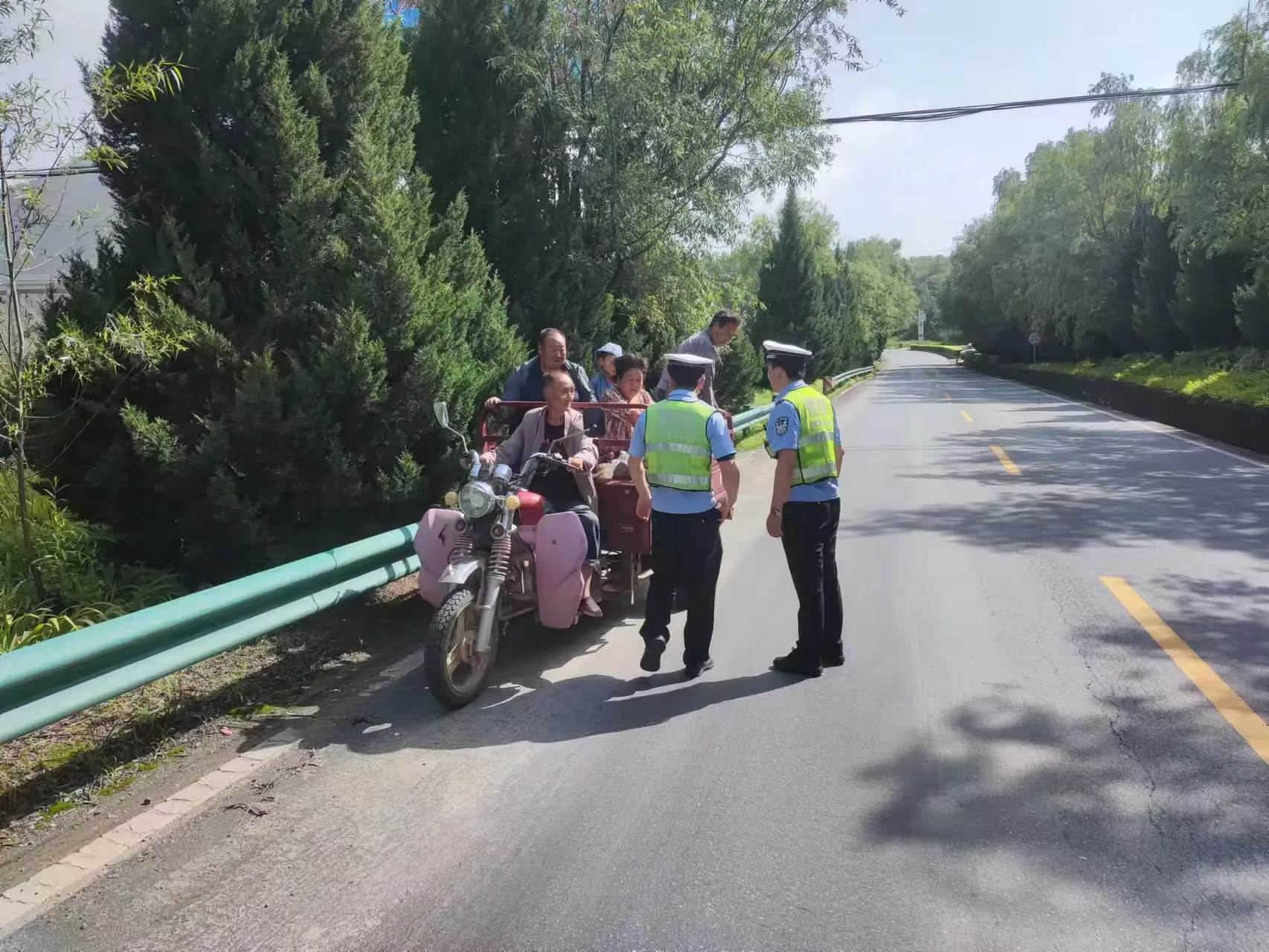 簡篇-鳳縣公安交警全力護航“花椒采摘季”道路交通安全