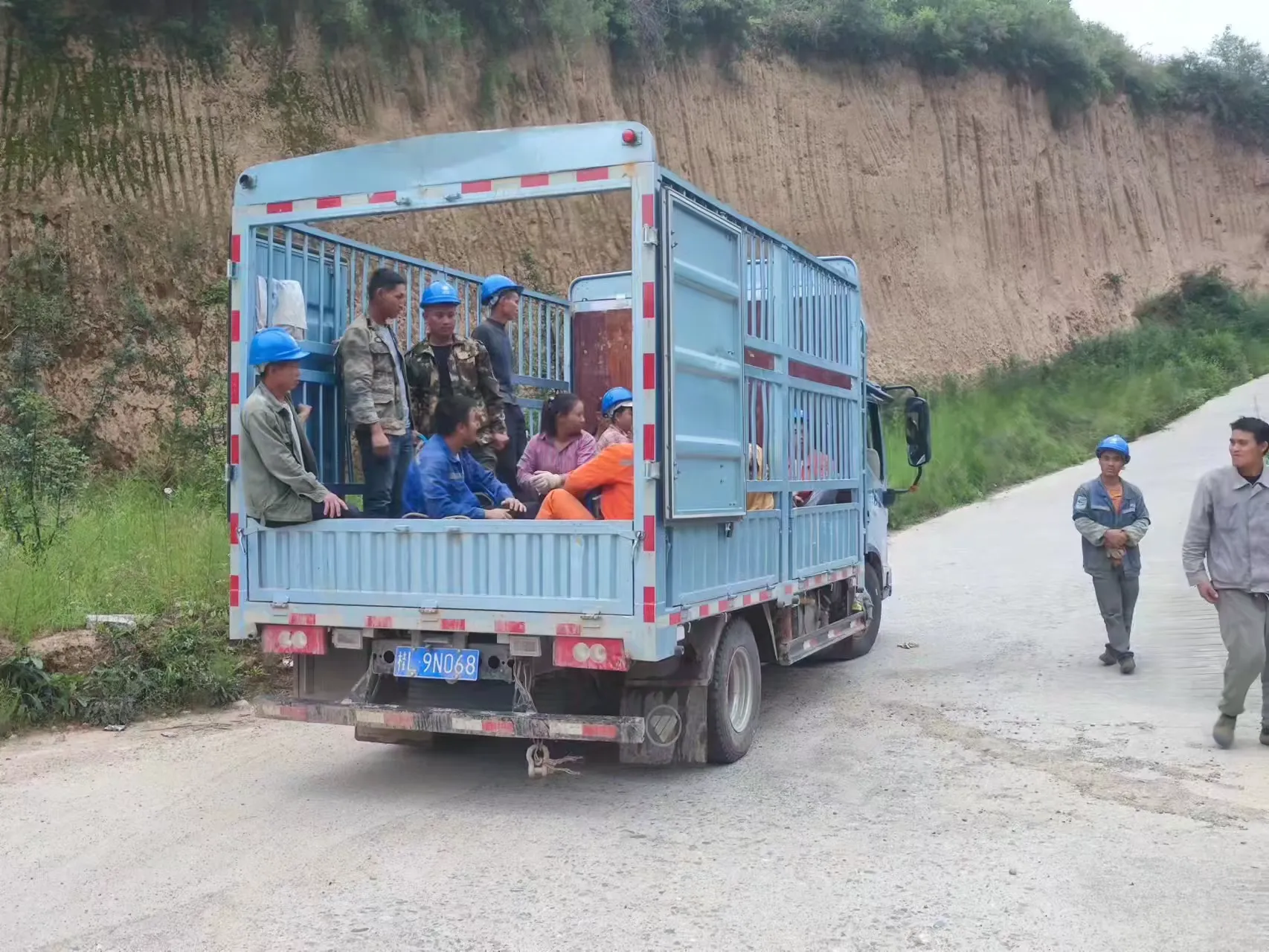 簡篇-鳳縣公安交警全力護航“花椒采摘季”道路交通安全