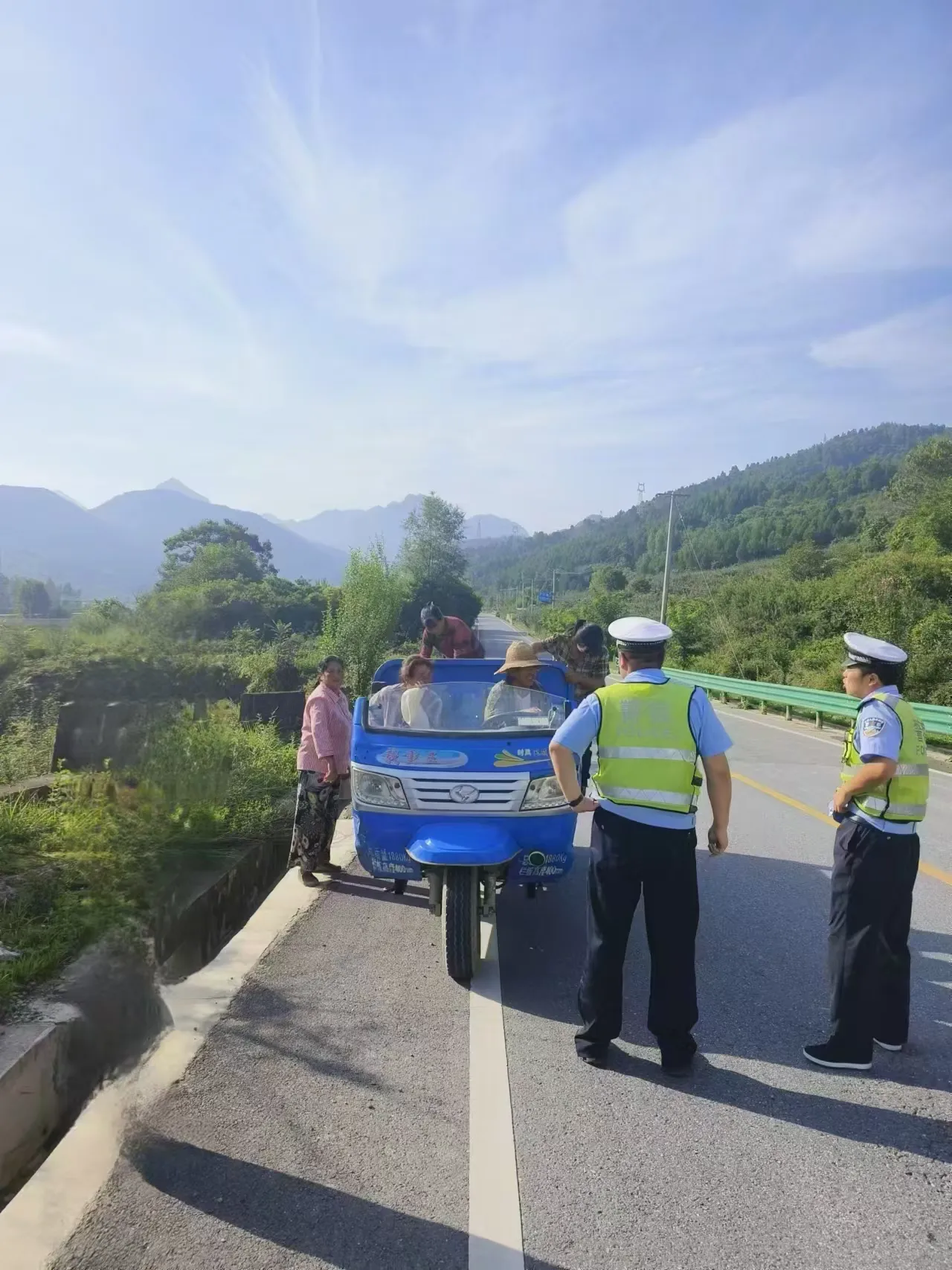 簡篇-鳳縣公安交警全力護航“花椒采摘季”道路交通安全