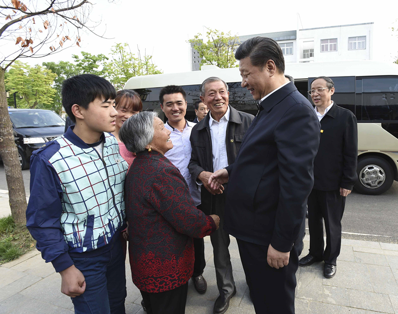 2016年4月25日，習(xí)近平在安徽省滁州市鳳陽縣小崗村看望當(dāng)年大包干帶頭人嚴(yán)金昌（右三）一家。