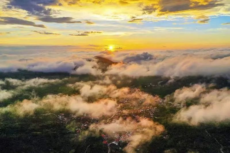 圖為云霧繚繞的軍營(yíng)村，群山盡翠，紅瓦掩映。廈門市委宣傳部供圖