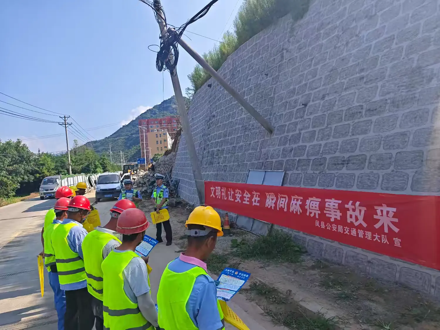 簡篇-月月都有122|鳳縣公安交警宣傳進工地 筑牢防線保安全