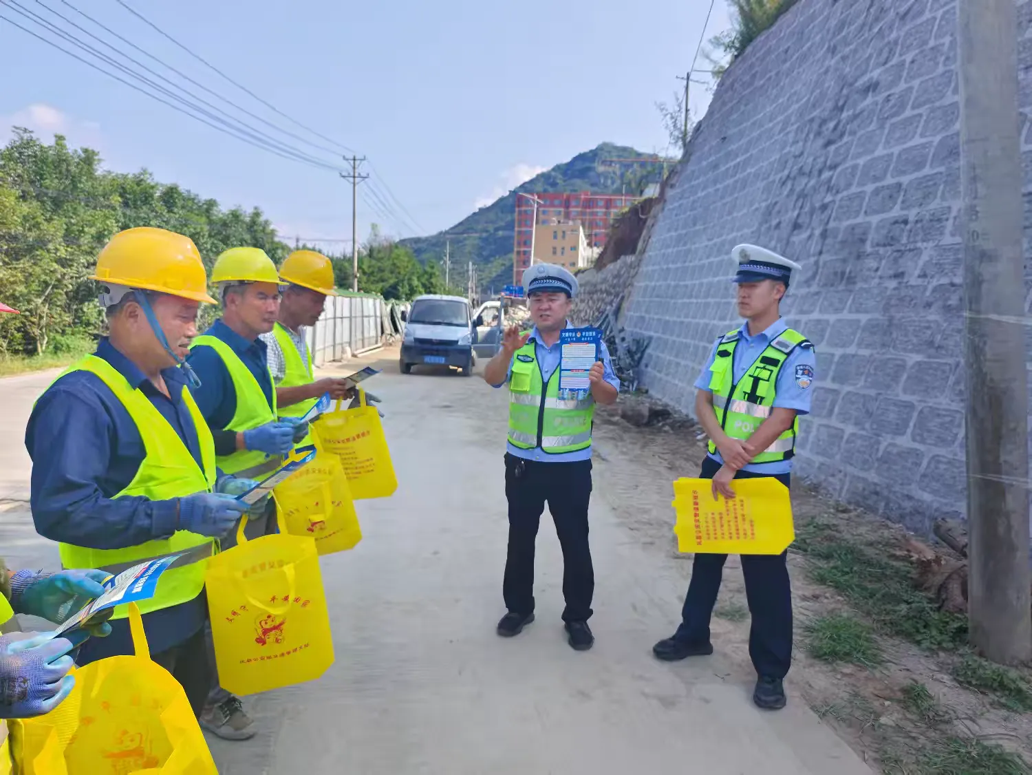 簡篇-月月都有122|鳳縣公安交警宣傳進工地 筑牢防線保安全