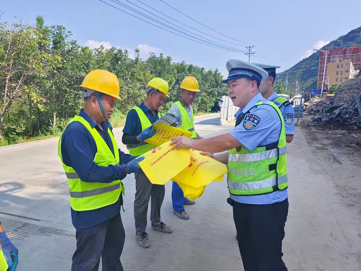 簡篇-月月都有122|鳳縣公安交警宣傳進工地 筑牢防線保安全