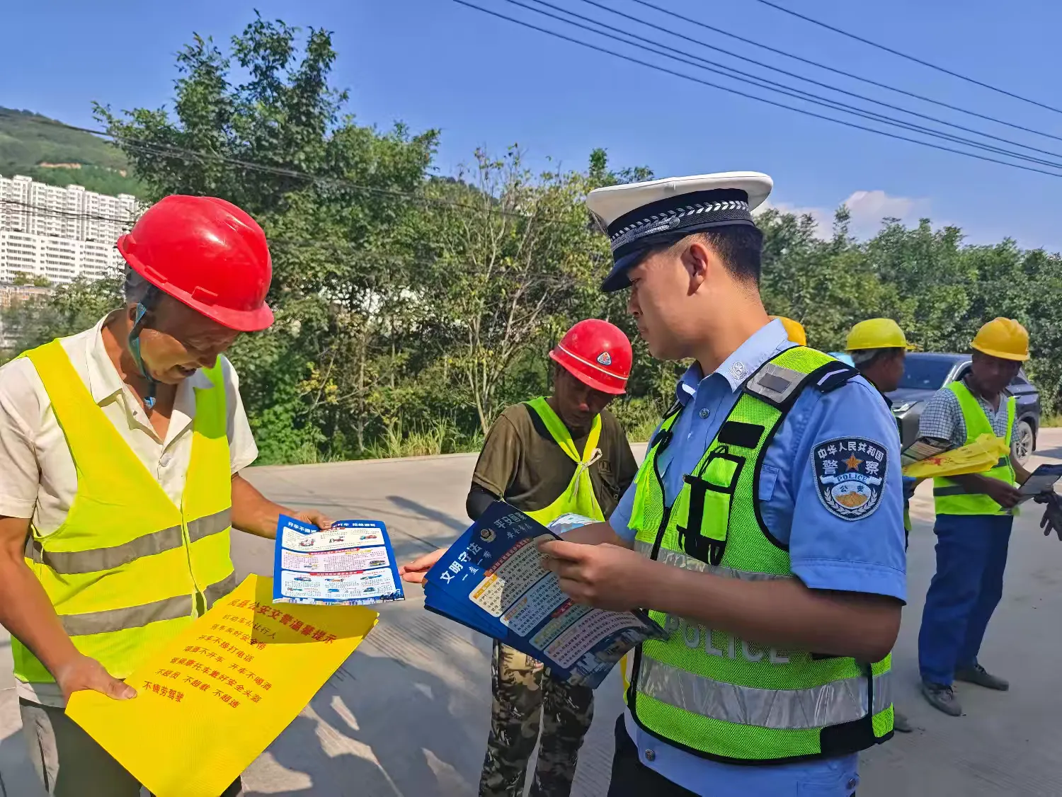 簡篇-月月都有122|鳳縣公安交警宣傳進工地 筑牢防線保安全