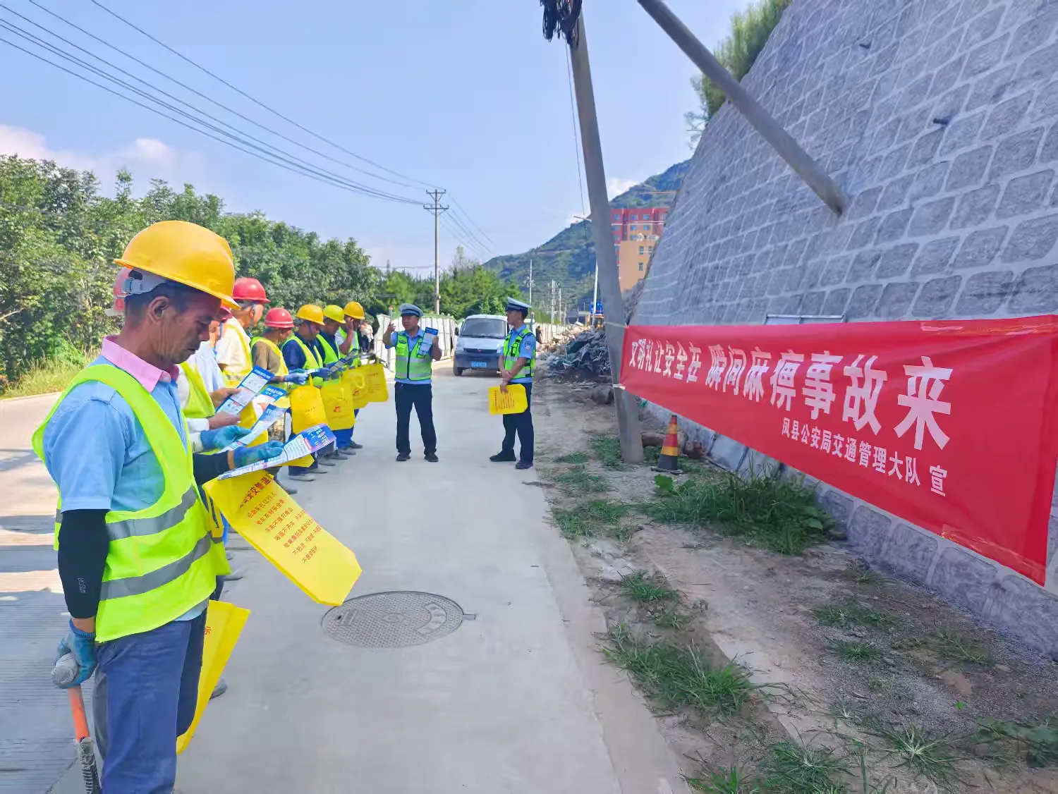 簡篇-月月都有122|鳳縣公安交警宣傳進工地 筑牢防線保安全