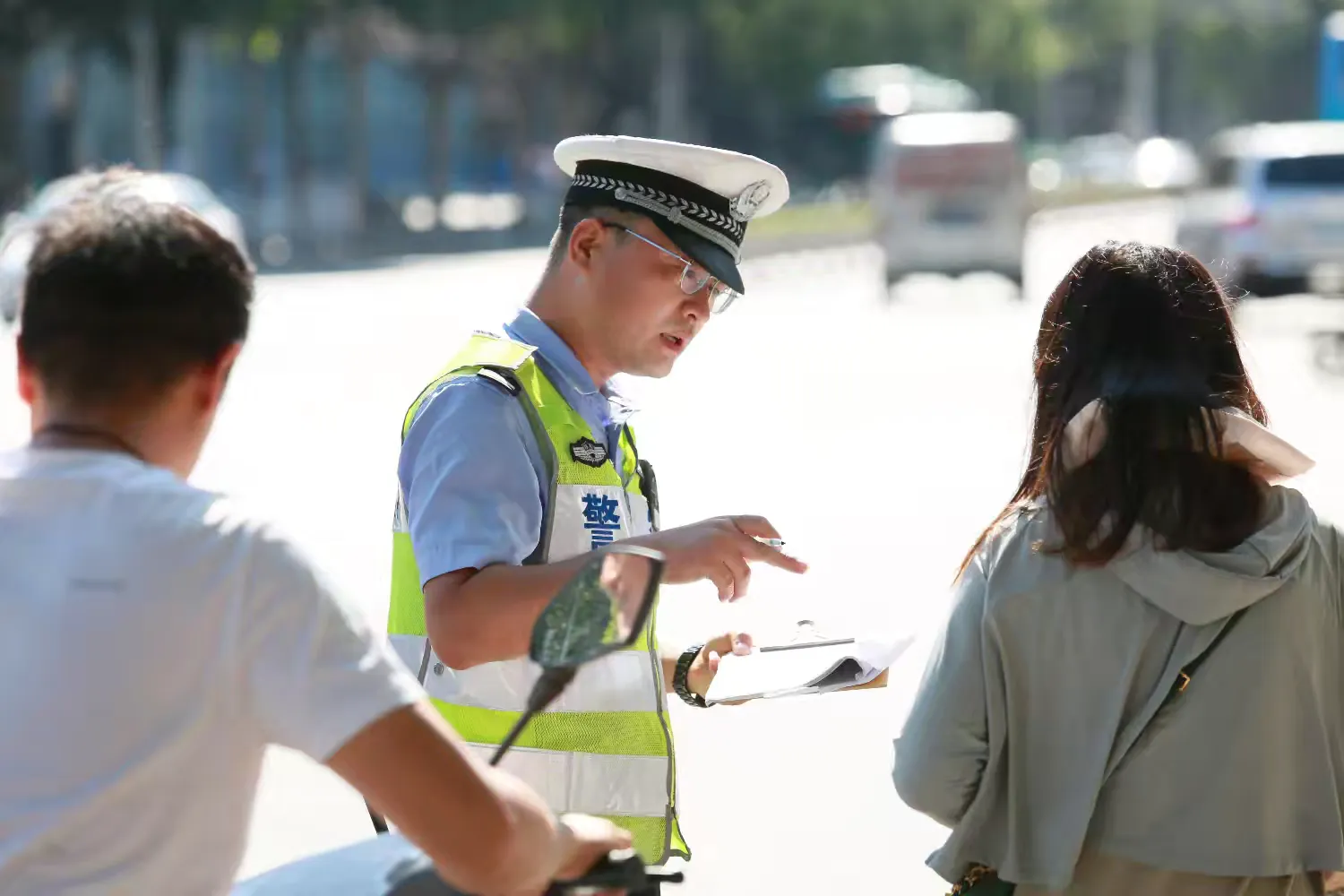 簡篇-寶雞交警手把手教你“一鍵快處”輕微道路交通事故