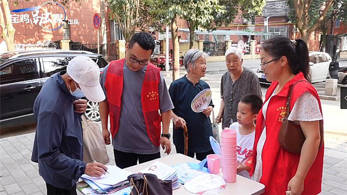 寶雞：“辦公桌”搬進居民區 延時服務受好評