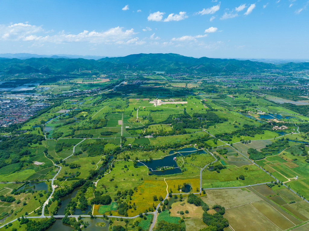 2024年7月4日拍攝的杭州良渚古城遺址公園全景（無(wú)人機(jī)照片）。新華社記者 江漢 攝