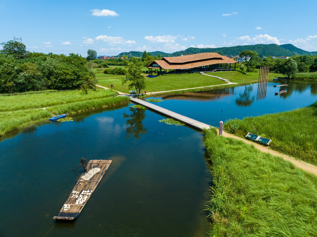 2024年7月4日拍攝的杭州良渚古城遺址公園南城墻遺址展示點(diǎn)（無人機(jī)照片）。新華社記者 江漢 攝