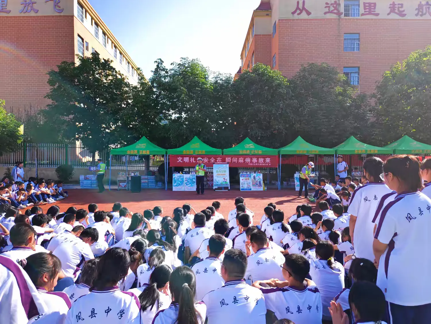 簡篇-開學第一課|鳳縣公安交警將交通安全宣傳帶到軍訓場