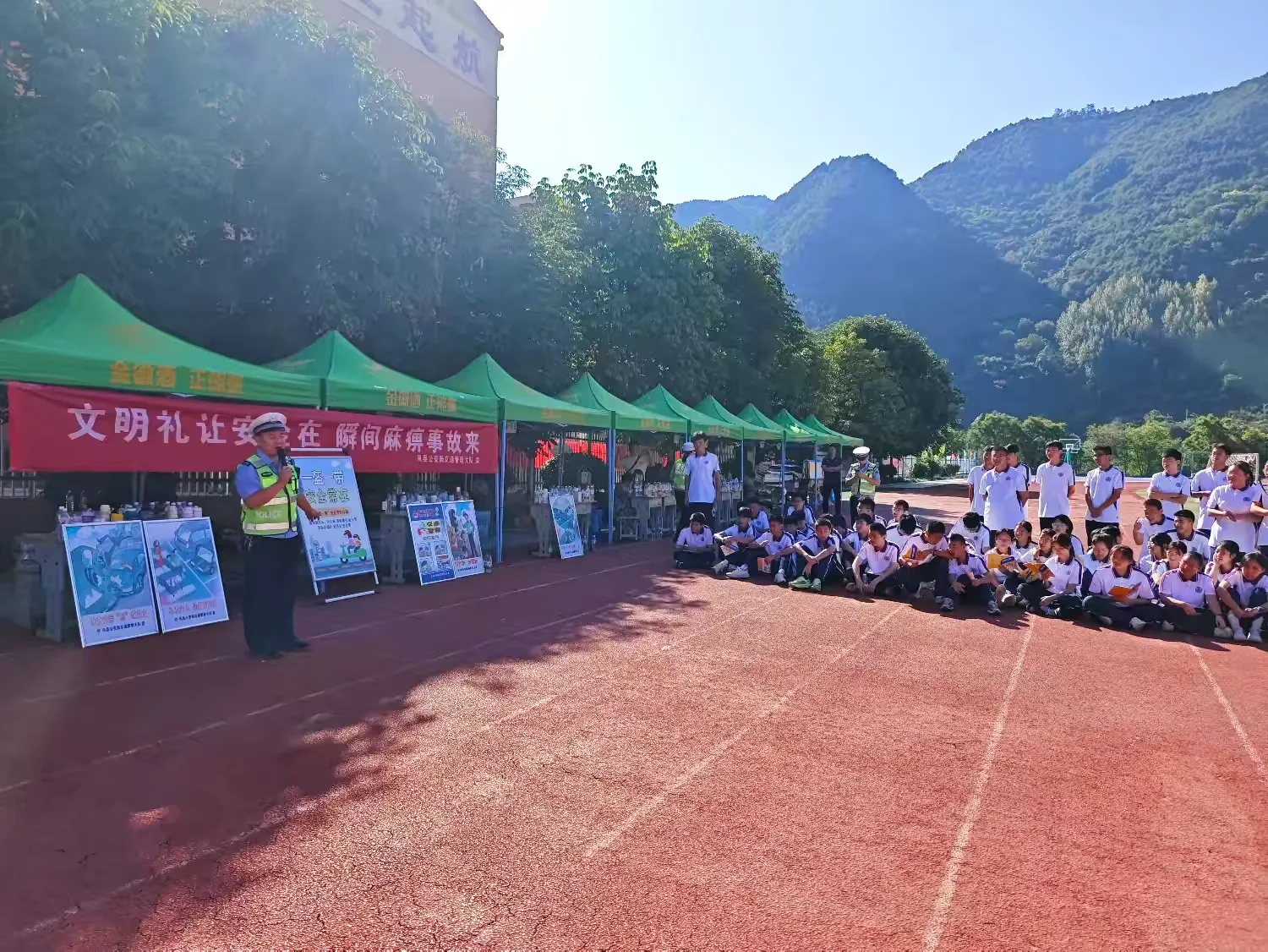 簡篇-開學第一課|鳳縣公安交警將交通安全宣傳帶到軍訓場