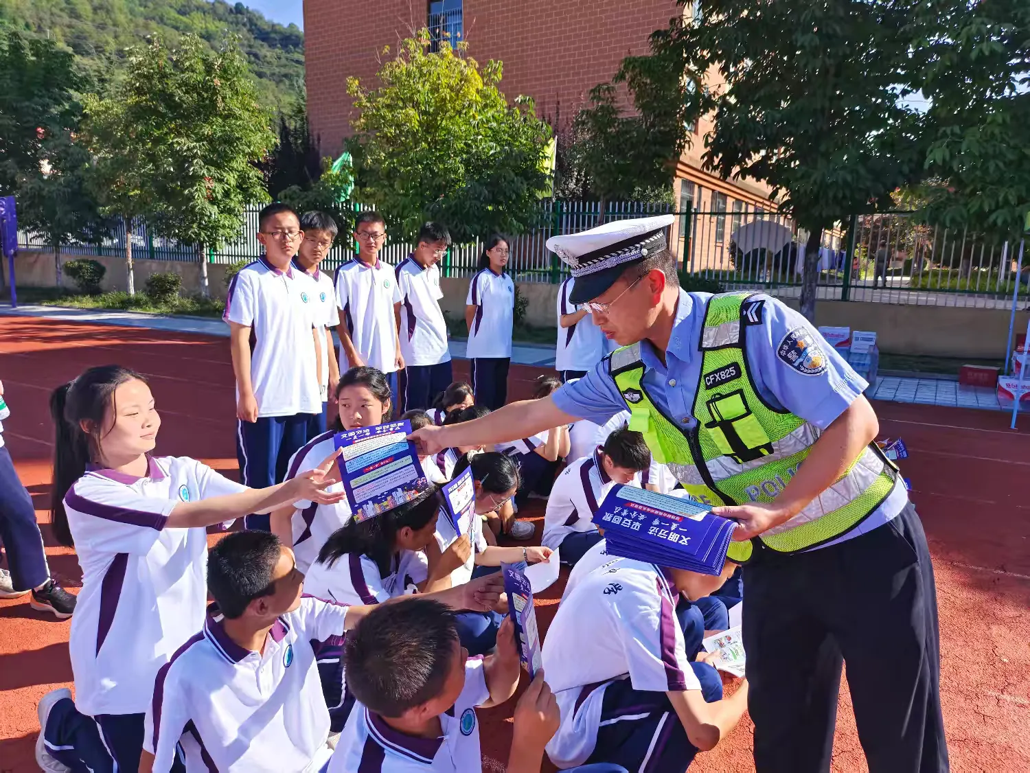 簡篇-開學第一課|鳳縣公安交警將交通安全宣傳帶到軍訓場