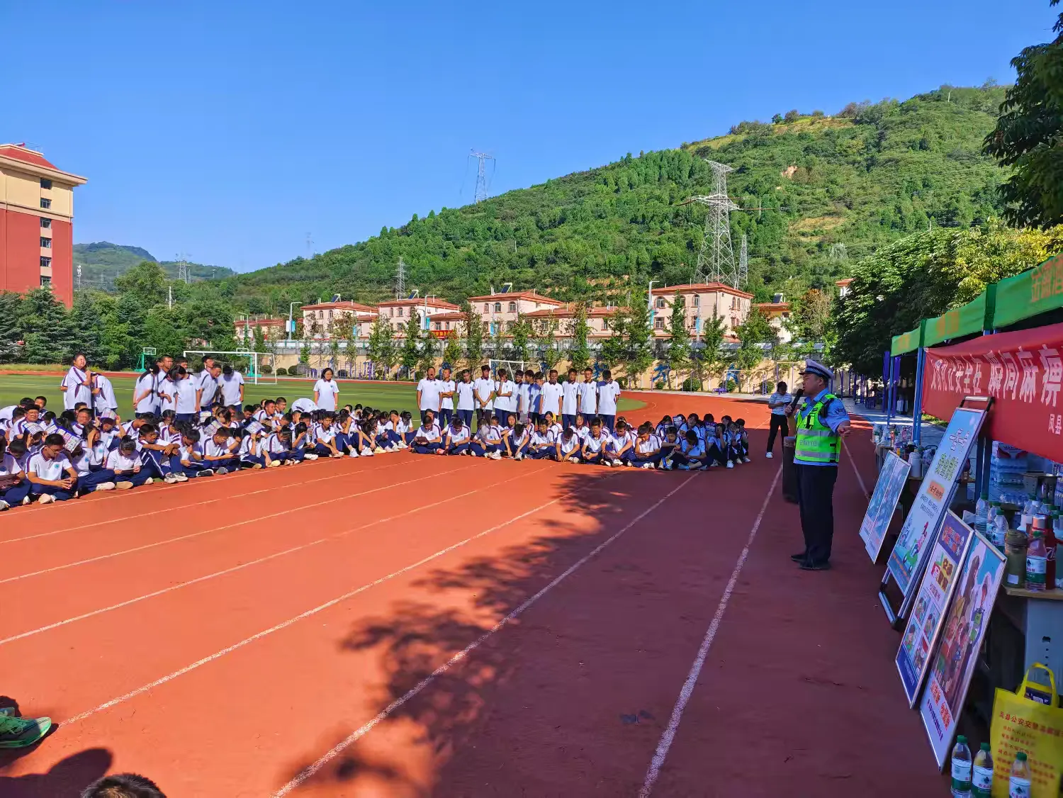 簡篇-開學第一課|鳳縣公安交警將交通安全宣傳帶到軍訓場