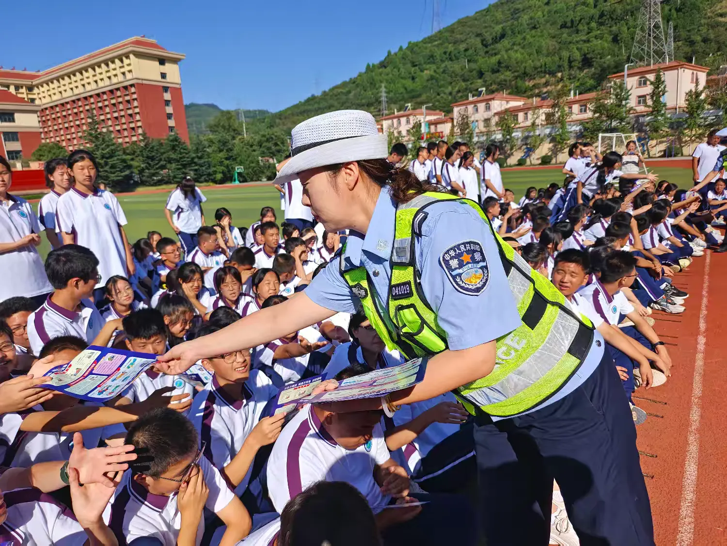 簡篇-開學第一課|鳳縣公安交警將交通安全宣傳帶到軍訓場