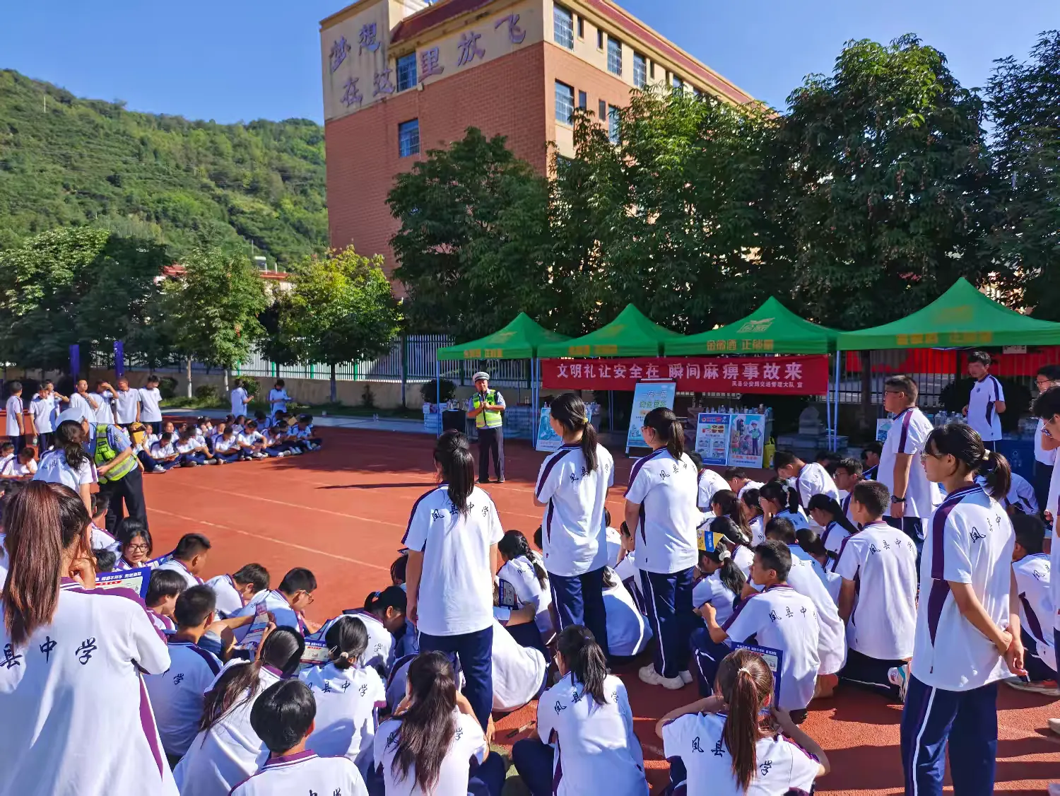 簡篇-開學第一課|鳳縣公安交警將交通安全宣傳帶到軍訓場