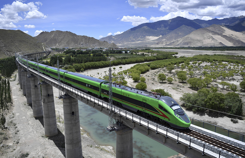 2022年6月22日，復(fù)興號(hào)列車行駛在西藏山南境內(nèi)。