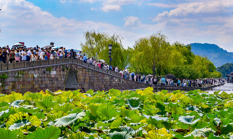 2024年10月4日，杭州西湖景區(qū)迎來國慶假期旅游高峰。