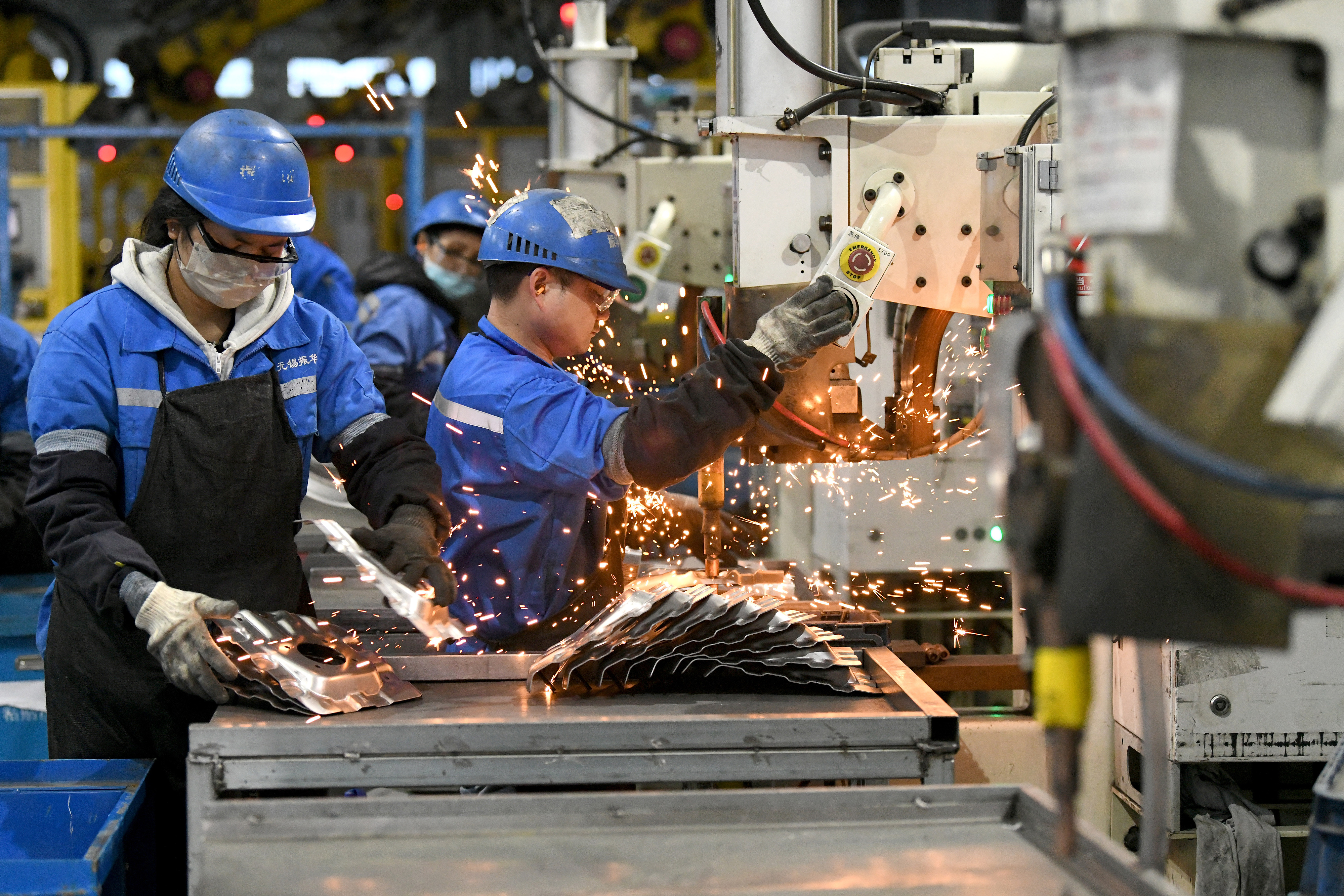 2023年2月7日，福建省寧德市蕉城區(qū)一家汽車零部件生產(chǎn)企業(yè)的生產(chǎn)線上一派繁忙景象。