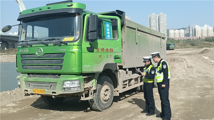 寶雞交警重拳出擊 嚴(yán)查渣土車路面拋灑