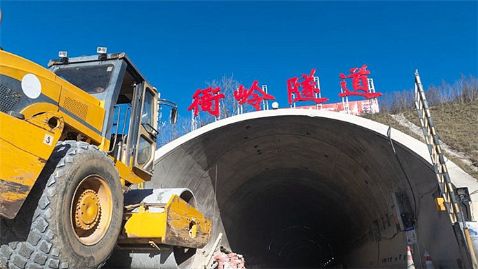 穿越秦嶺！陜西在建最長高速公路隧道雙線貫通