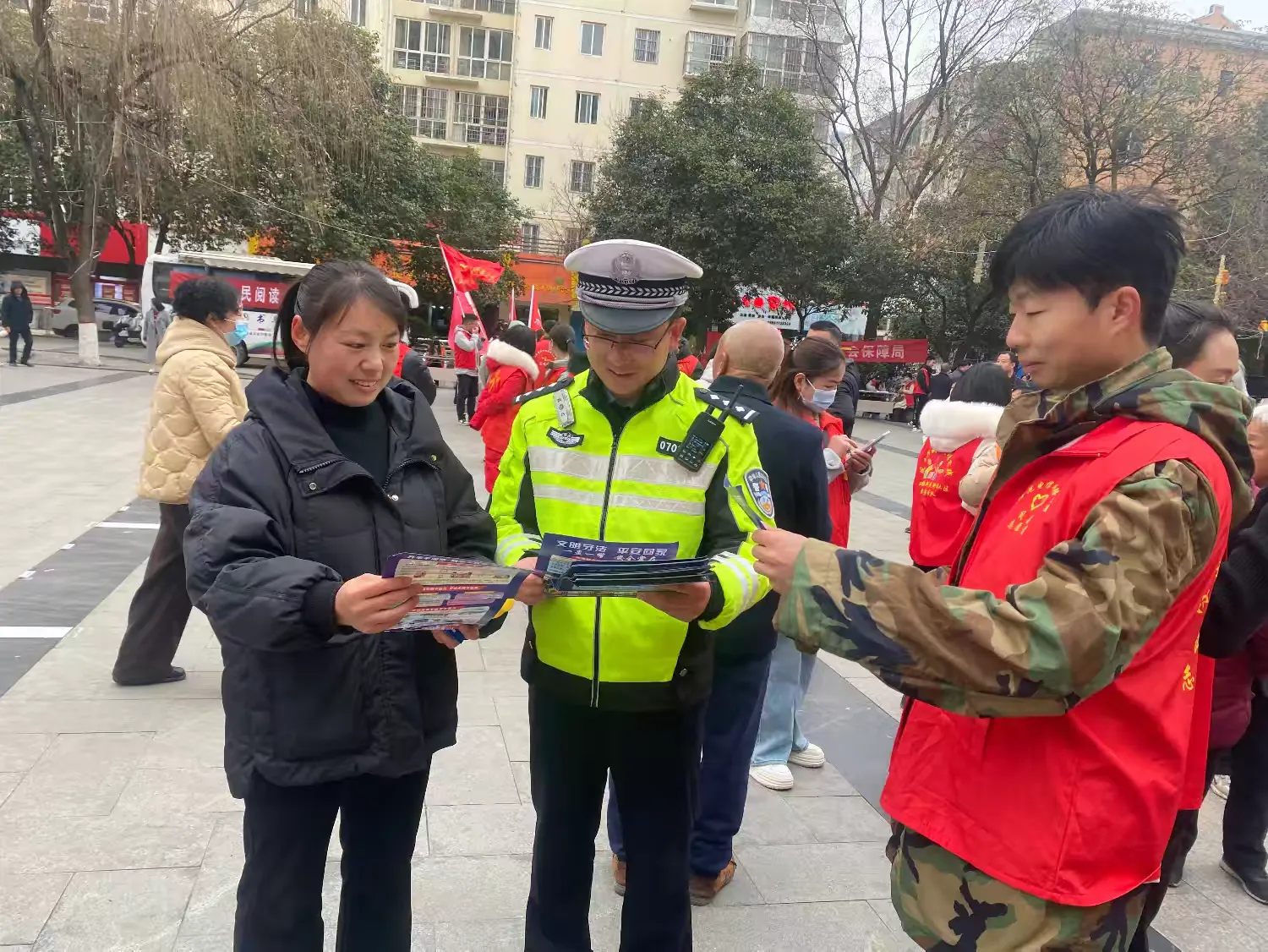 簡篇-鳳縣公安交警丨學習雷鋒精神 宣傳交通安全