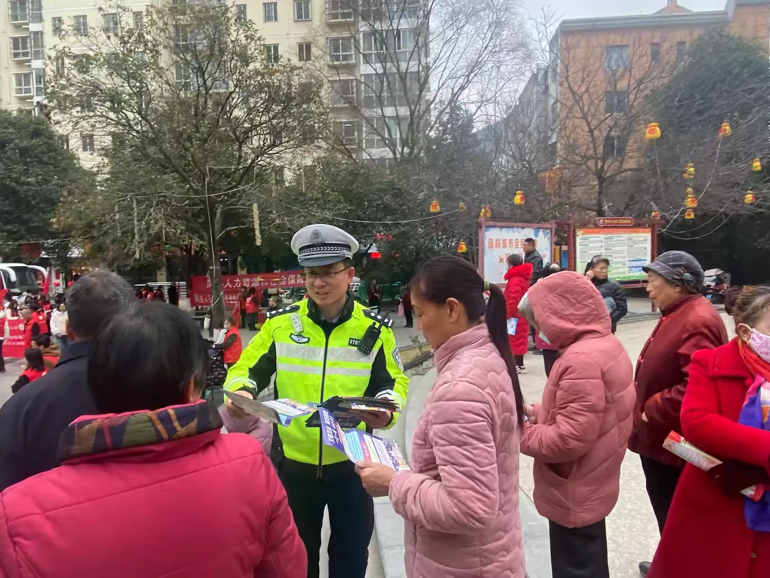 簡篇-鳳縣公安交警丨學習雷鋒精神 宣傳交通安全