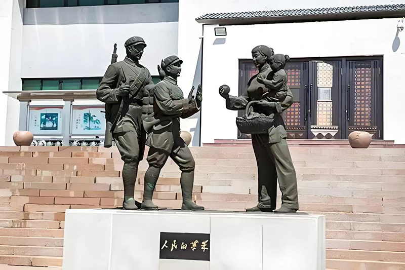 錦州蘋果廉政文化展覽館前的《人民的蘋果》主題雕塑。（由遼沈戰役紀念館供圖）