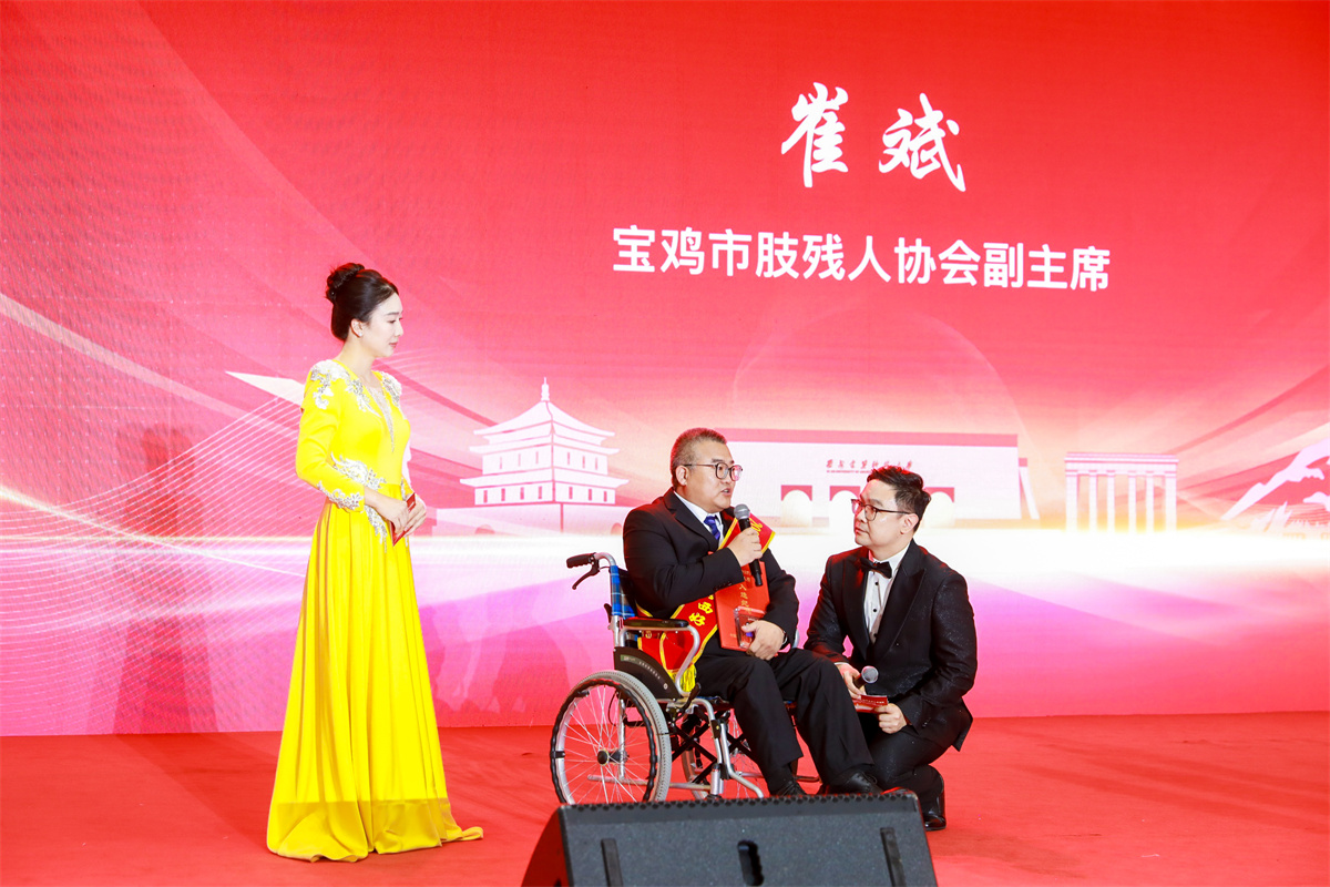 1744179125976906.jpg 崔斌接受采訪.jpg