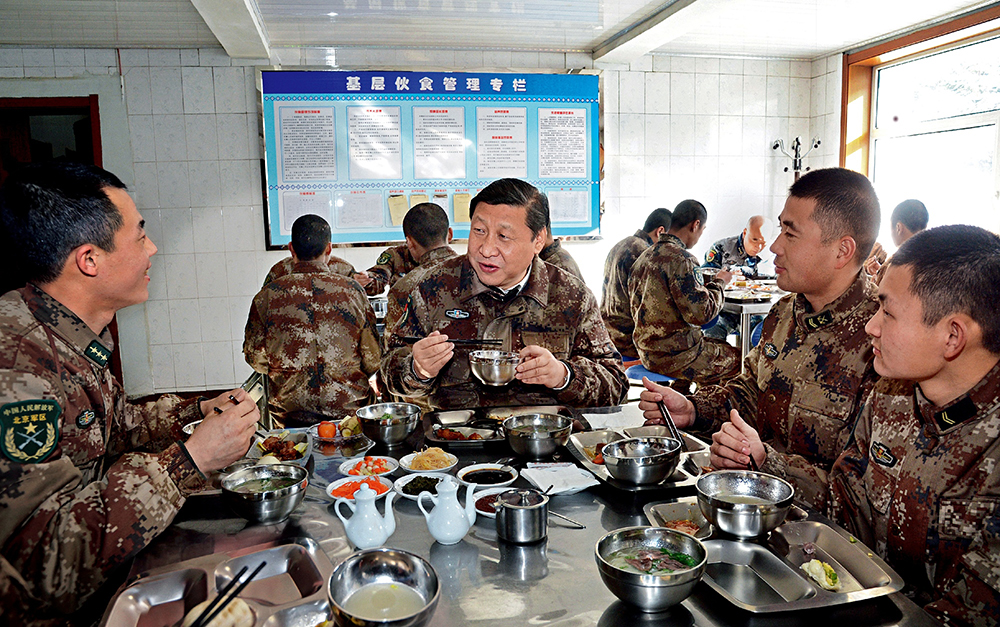 2014年1月26日,習近平主席專程來到內蒙古軍區邊防某部,親切看望慰問戍邊官兵。這是在連隊食堂,習近平主席同戰士們一起用餐。