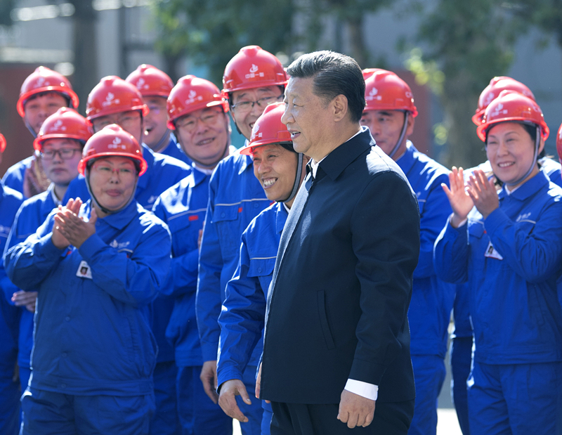 2018年9月26日，在中國(guó)一重集團(tuán)，習(xí)近平總書記走到工人中間，同大家親切交流。