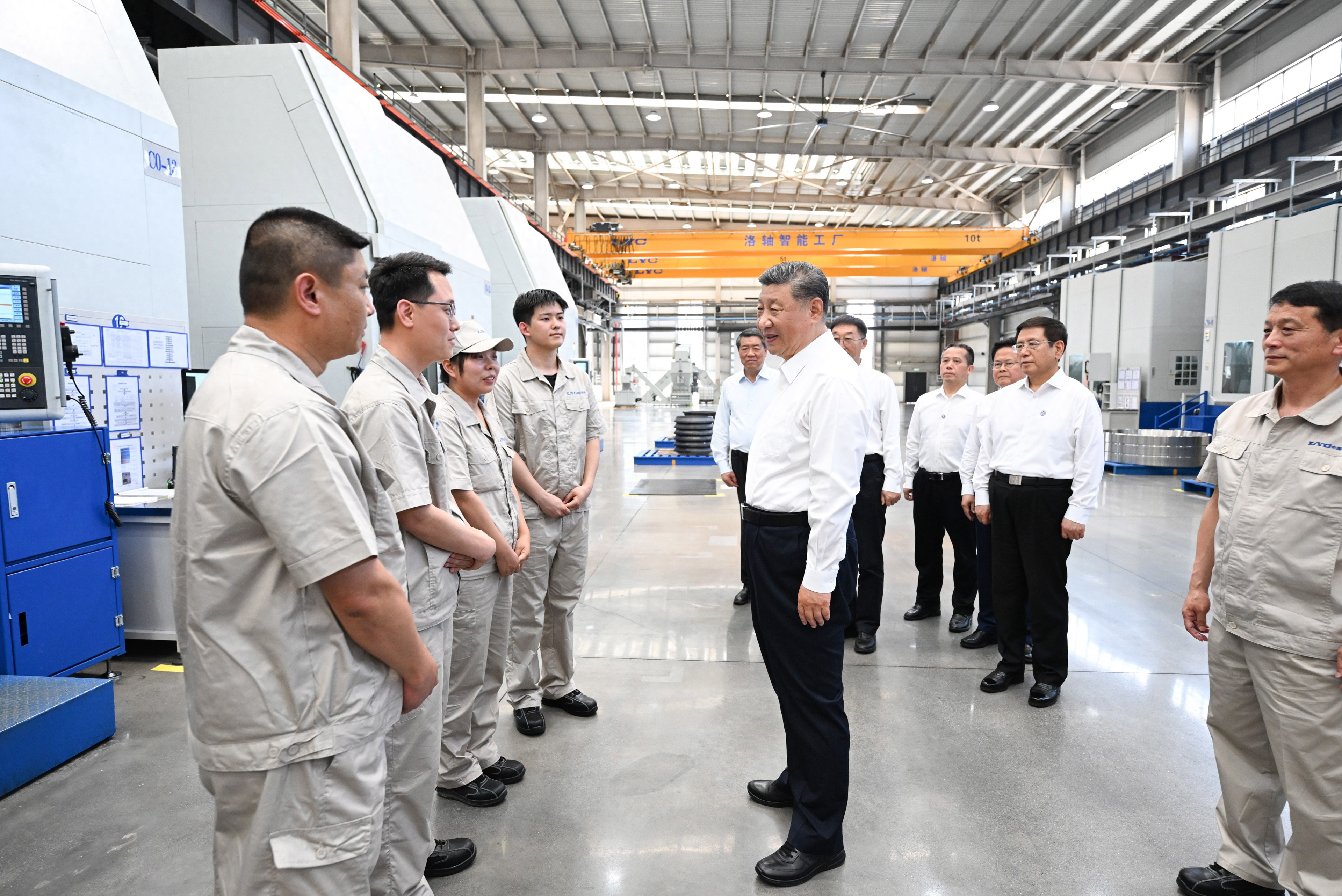 5月19日至20日,中共中央總書記、國家主席、中央軍委主席習近平在河南考察。這是19日下午,習近平在洛陽軸承集團股份有限公司智能工廠考察時,同企業職工親切交流。新華社記者 燕雁 攝