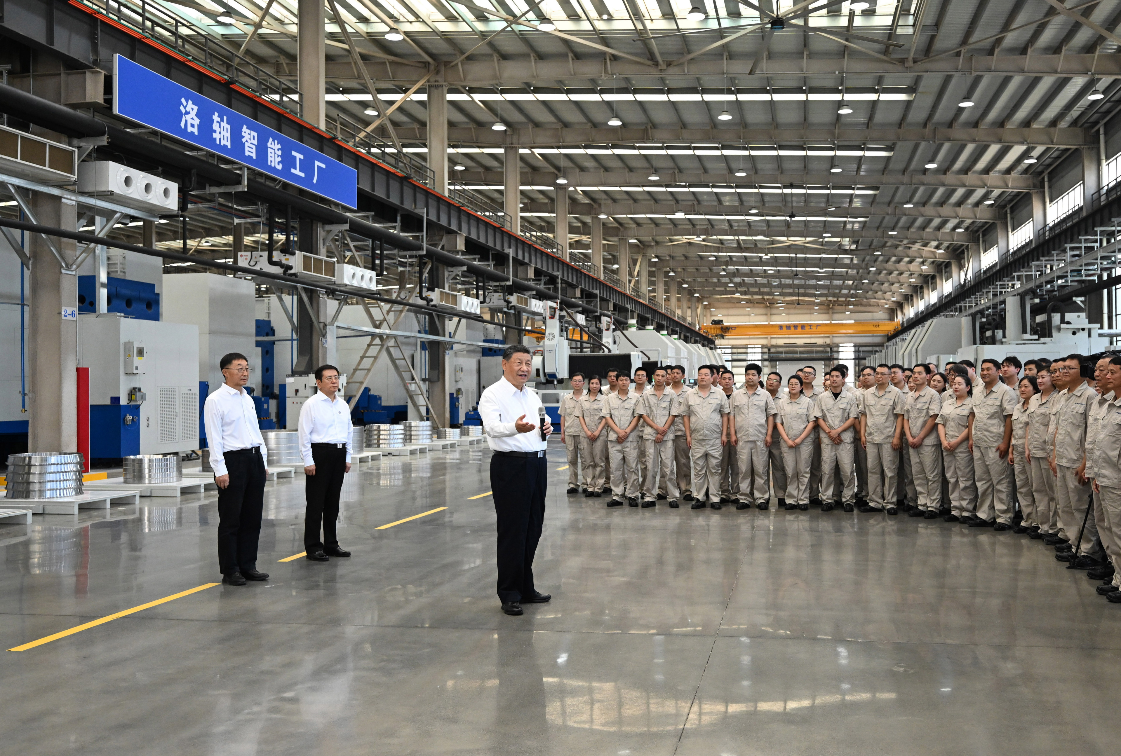 5月19日至20日,中共中央總書記、國家主席、中央軍委主席習近平在河南考察。這是19日下午,習近平在洛陽軸承集團股份有限公司智能工廠考察時,同企業職工親切交流。新華社記者 燕雁 攝