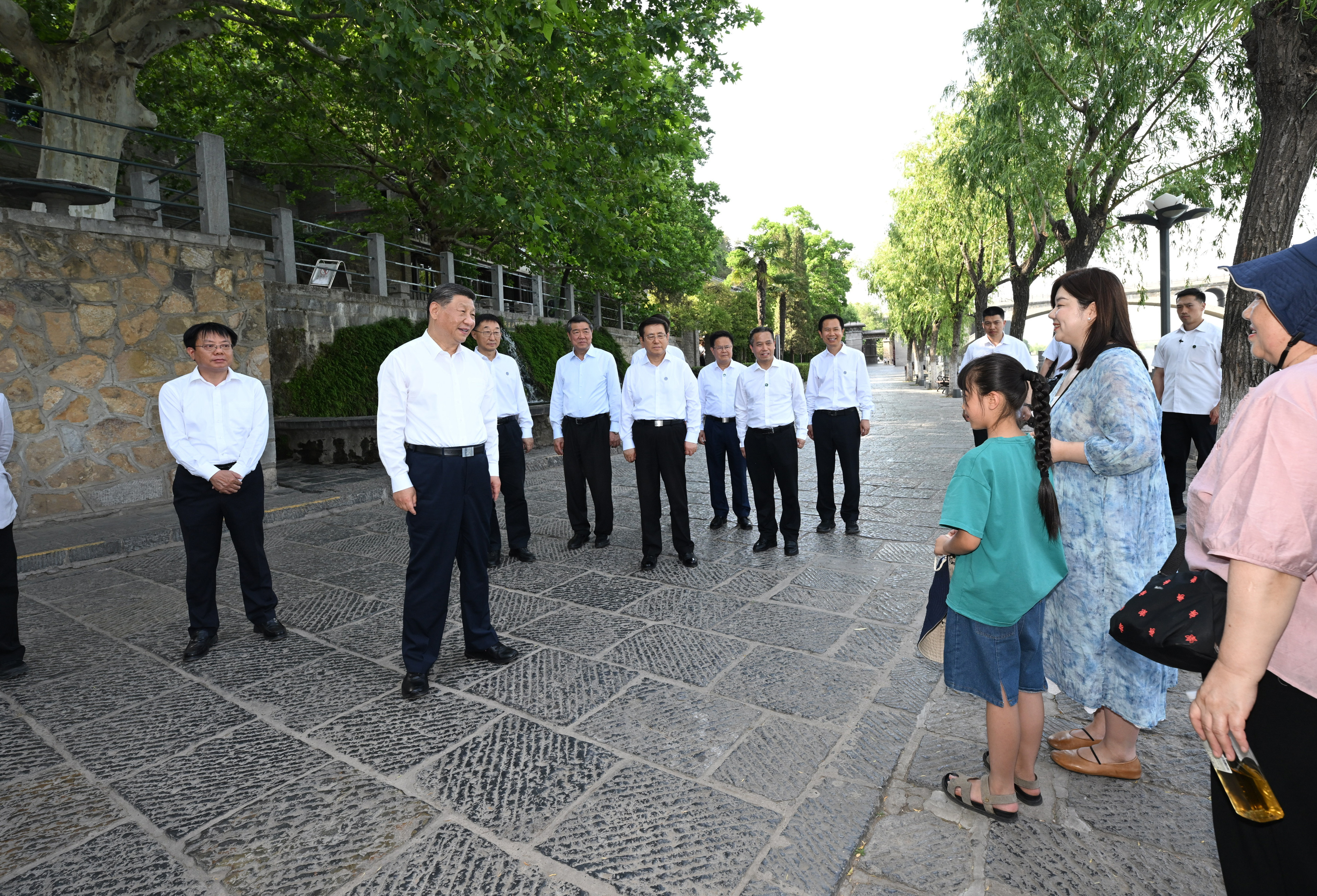 5月19日至20日,中共中央總書記、國家主席、中央軍委主席習近平在河南考察。這是19日下午,習近平在洛陽龍門石窟考察時,同游客親切交流。新華社記者 謝環馳 攝