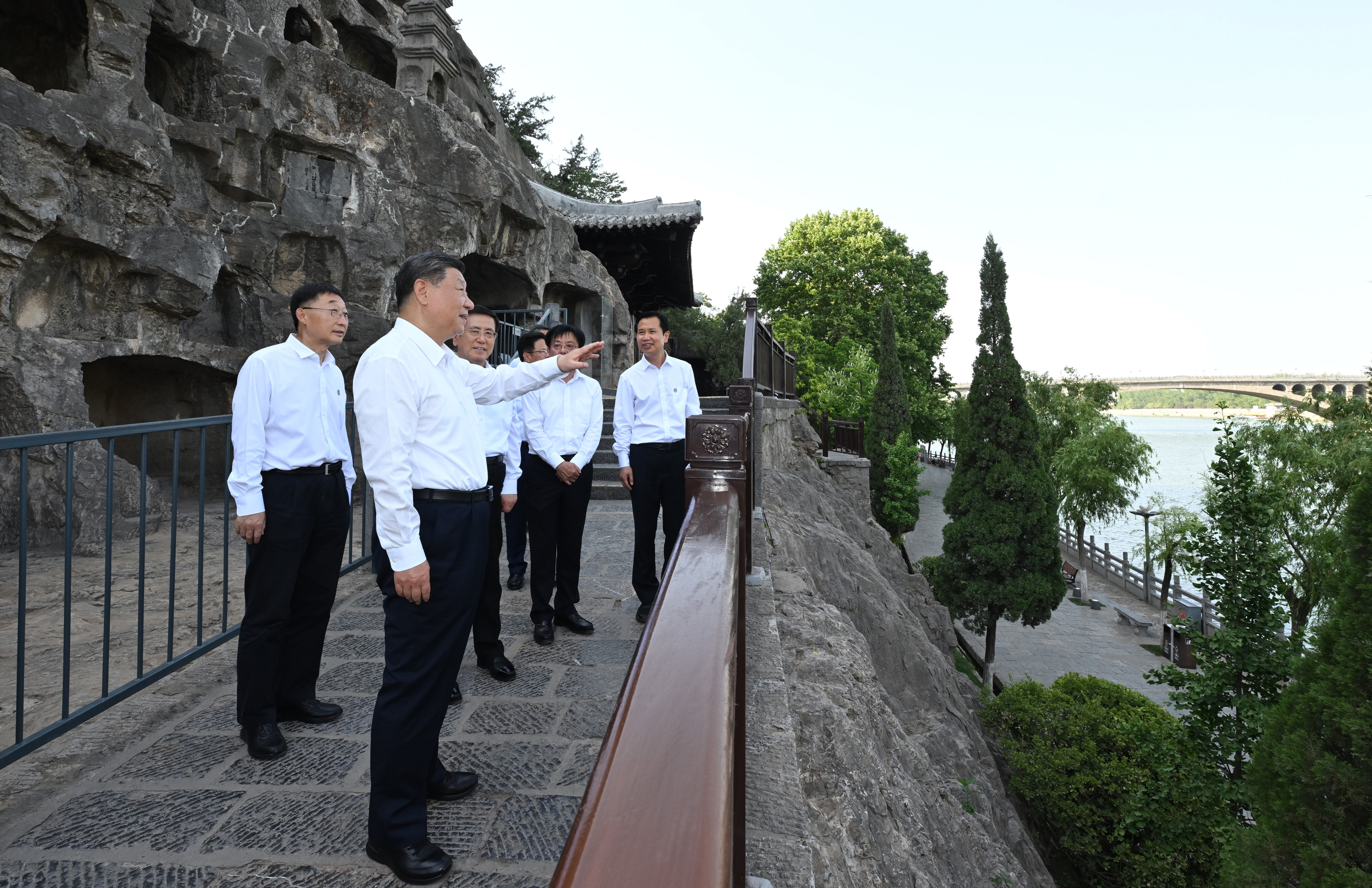 5月19日至20日,中共中央總書記、國家主席、中央軍委主席習近平在河南考察。這是19日下午,習近平在洛陽龍門石窟考察。新華社記者 謝環馳 攝