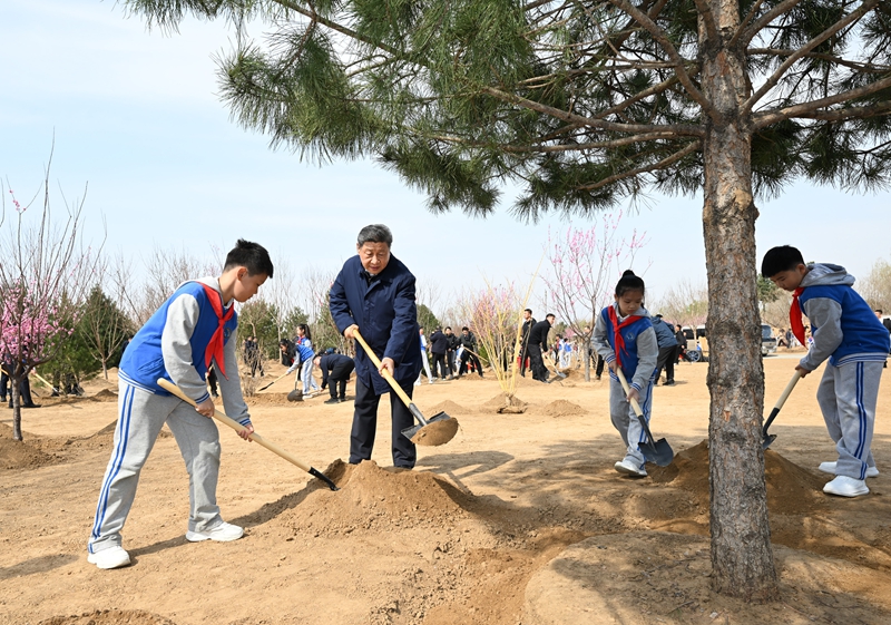 2025年4月3日，習近平總書記來到北京豐臺區永定河畔參加首都義務植樹活動。