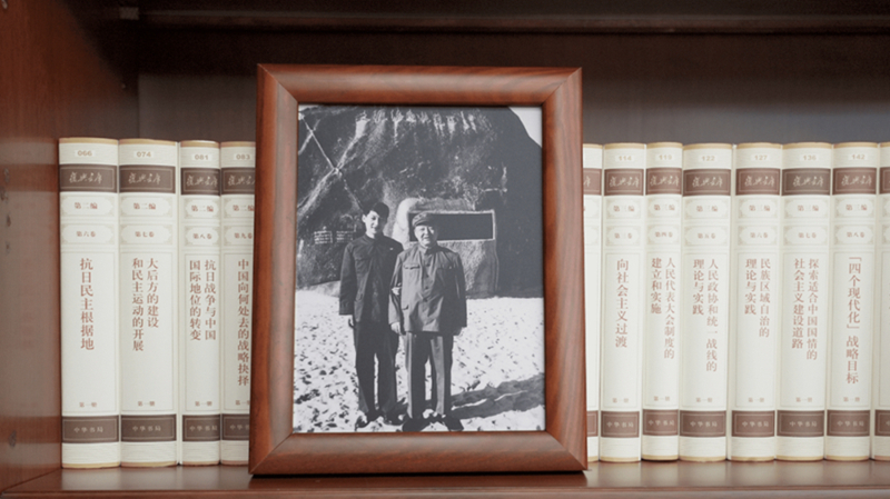 2022年12月31日，習(xí)近平辦公室的書(shū)架上擺放著他和父親的合影。