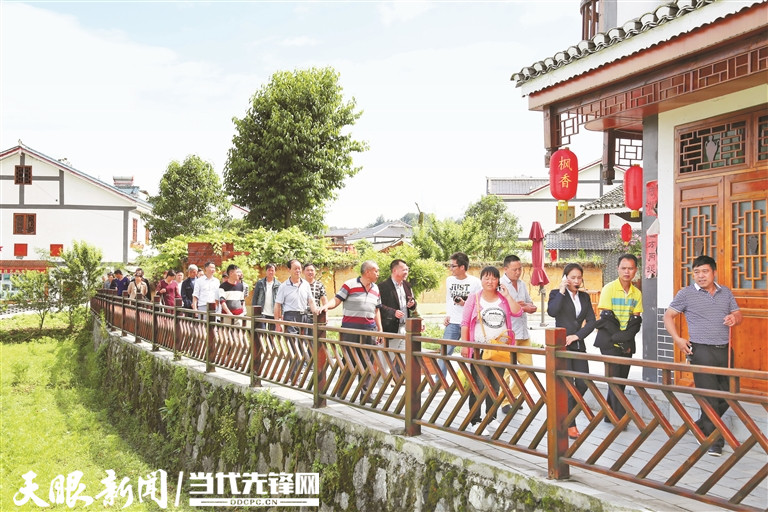 花茂村鄉愁小道上游人如織。 朱小松 攝.jpg