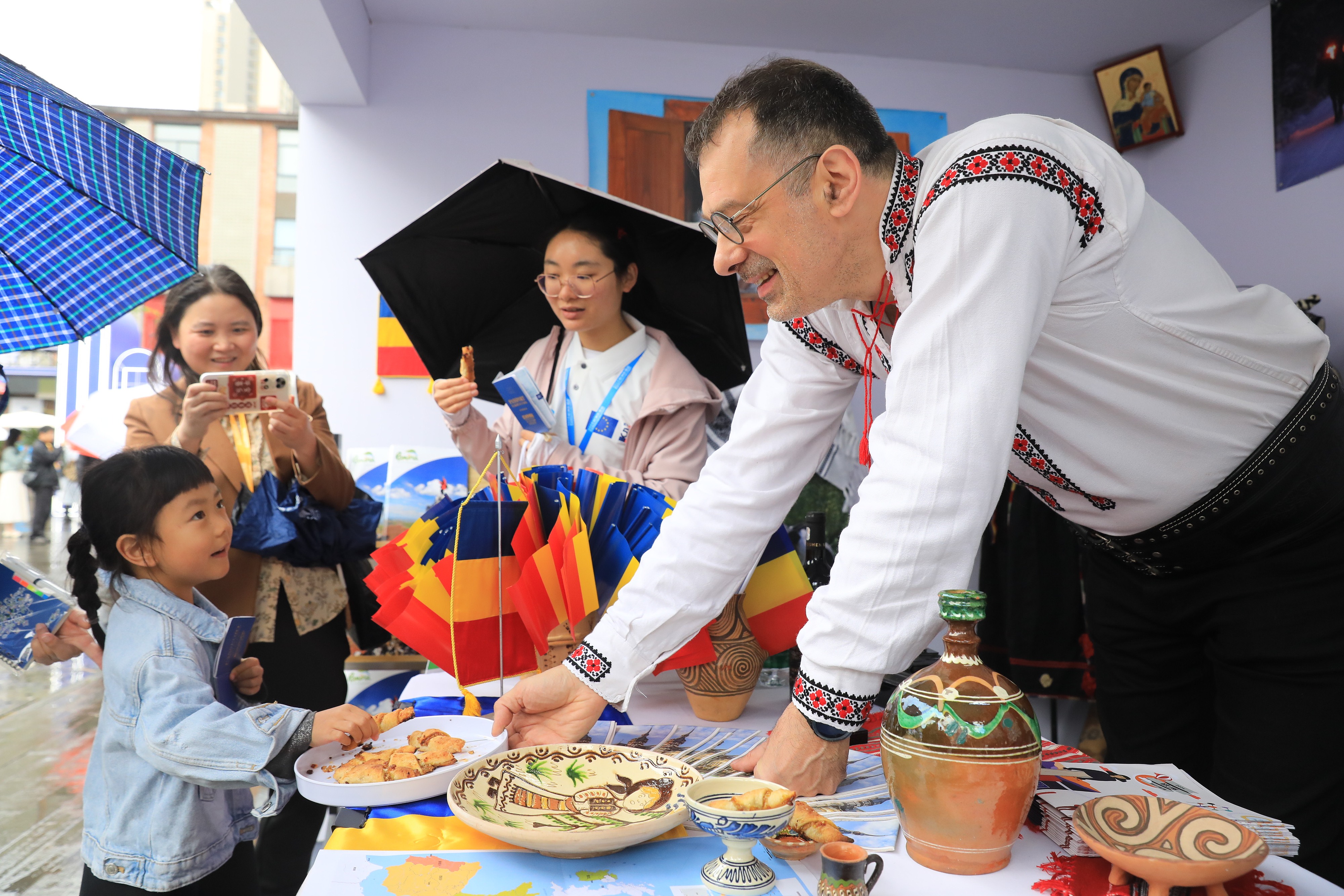 2025年4月12日,四川省成都市“2025成都·歐洲文化季”活動融匯藝術、音樂、美食與互動體驗,為民眾打造了一場“沉浸式”文化嘉年華。