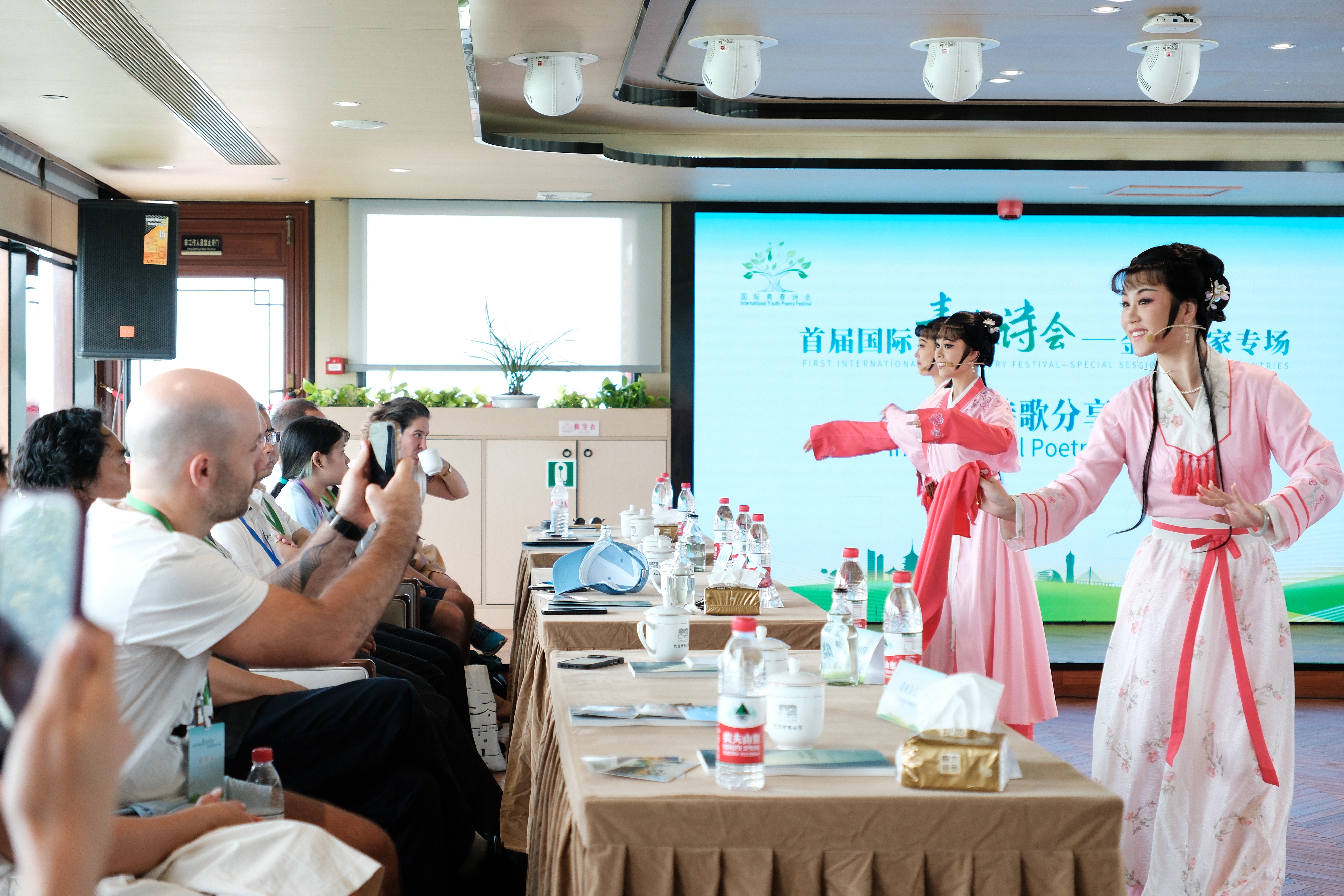 2024年7月21日,浙江杭州,金磚國(guó)家外國(guó)友人欣賞越劇《富陽新曲》。