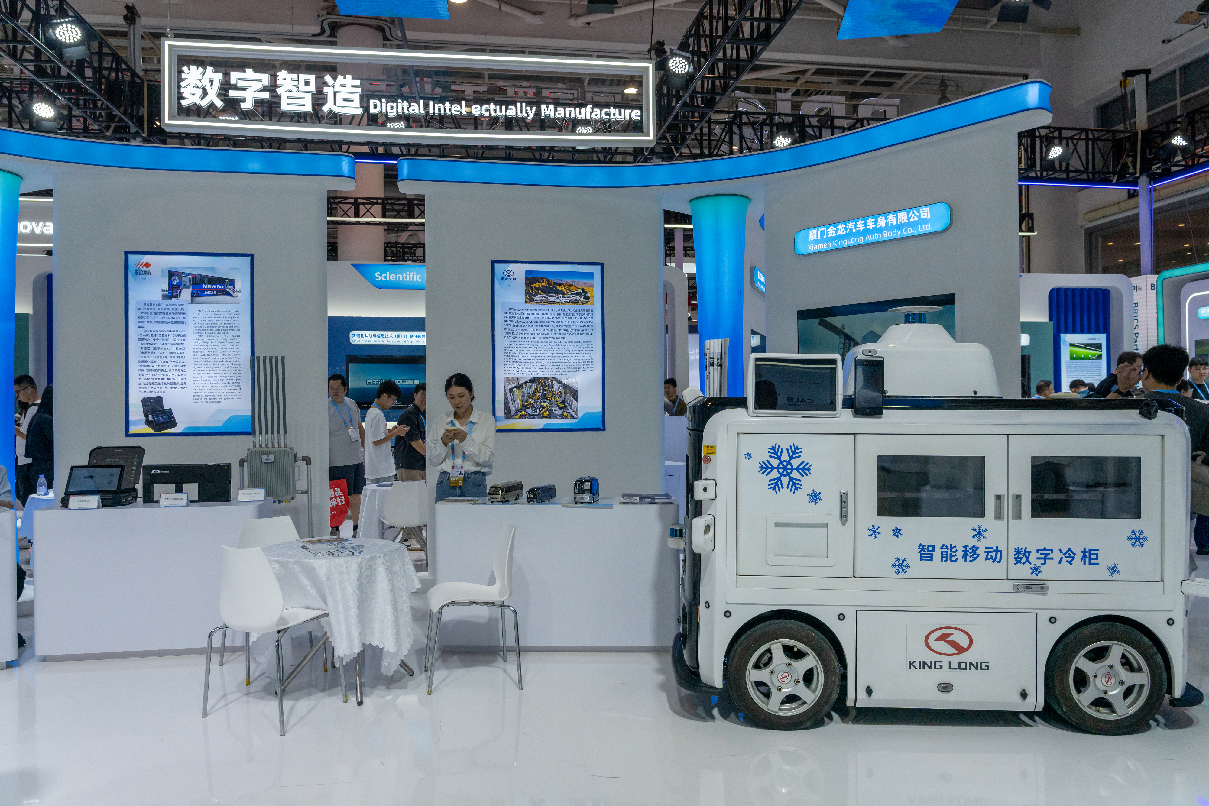 2024年9月9日,福建廈門,觀眾在金磚國(guó)家新工業(yè)革命伙伴關(guān)系創(chuàng)新基地展位參觀、洽談。