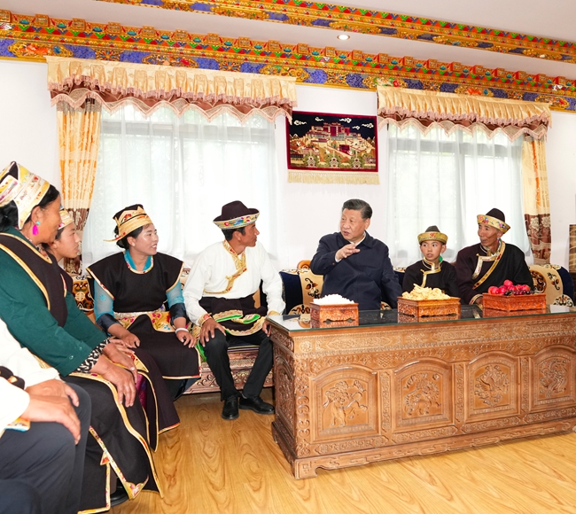 2021年7月21日下午,習近平在林芝市巴宜區(qū)林芝鎮(zhèn)嘎拉村,同村民達瓦堅參一家人圍坐在客廳里聊家常。新華社記者 李學仁 攝