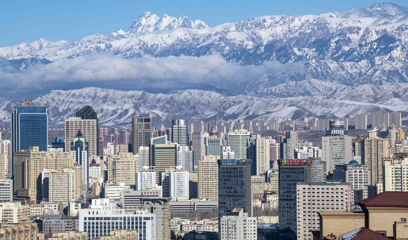 天山腳下的烏魯木齊市城區一角。