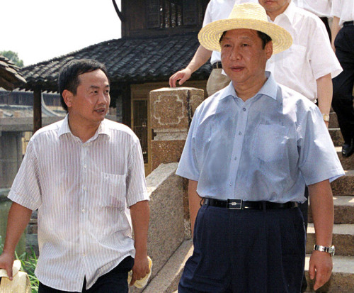 2005年8月3日，習(xí)近平在浙江嘉興桐鄉(xiāng)市烏鎮(zhèn)調(diào)研古鎮(zhèn)保護(hù)工作。資料圖片
