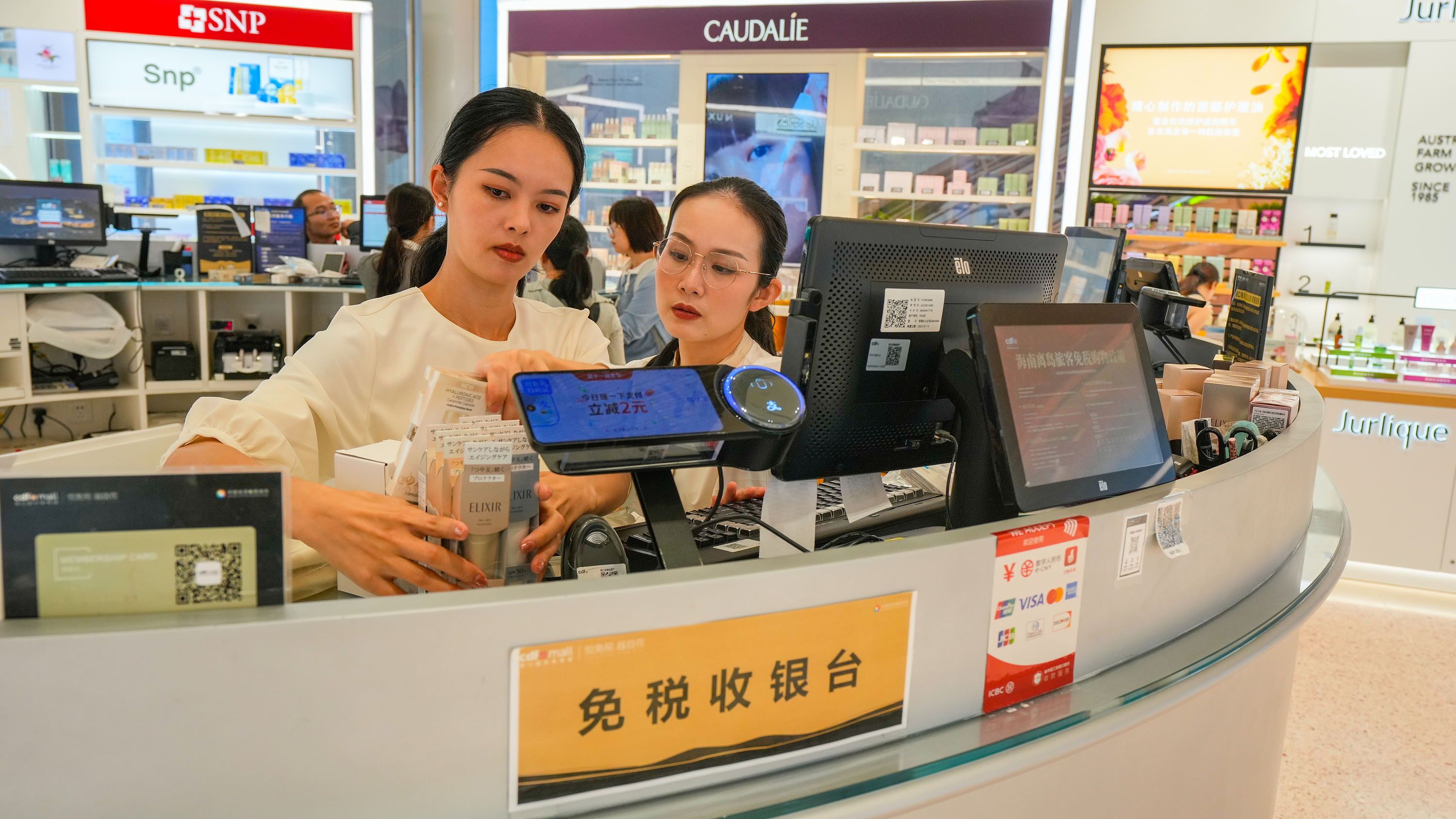 2025年11月1日,海口,cdf海口國(guó)際免稅城內(nèi)人頭攢動(dòng),眾多旅客在選購(gòu)免稅商品。