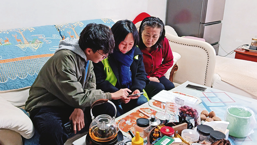 進門主動“亮身份” 耐心答疑采數據  渭濱區機廠街社區啟動人口抽樣摸底入戶工作