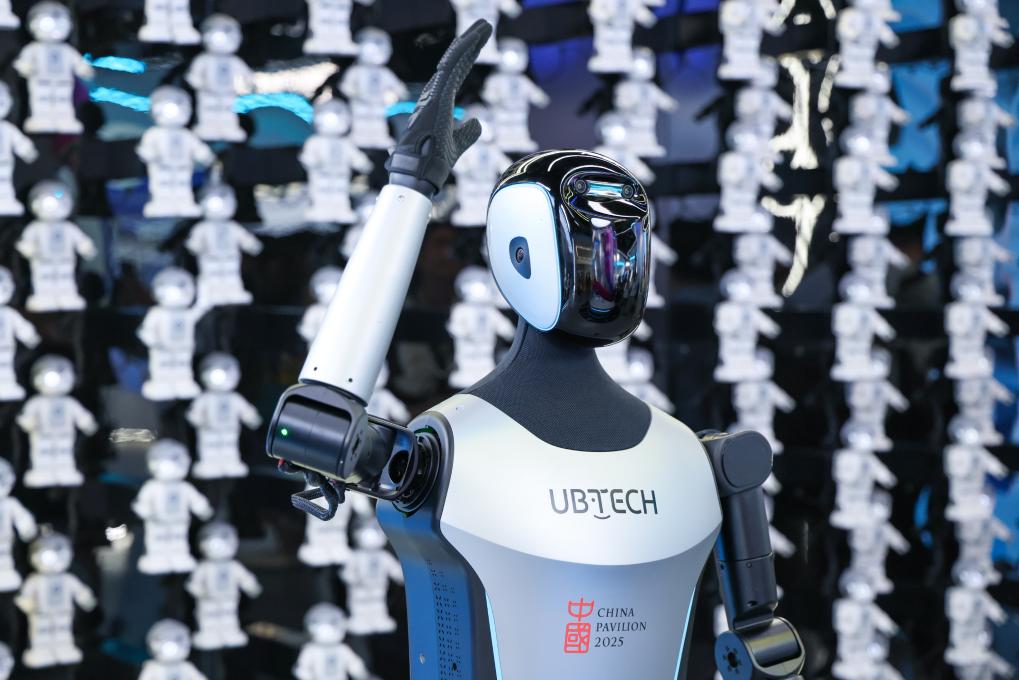 △ 2025年4月23日，在深圳優必選科技展廳內，商用版人形機器人Walker C向觀眾揮手致意。