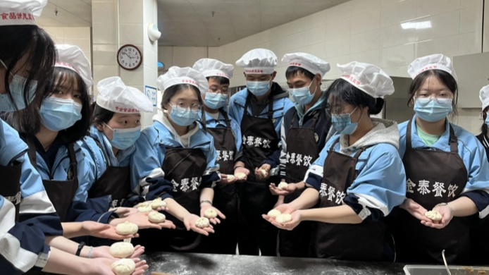 家長食堂掌勺 學(xué)生放心就餐 寶雞開展“家校食堂共治”試點(diǎn)守護(hù)校園食品安全